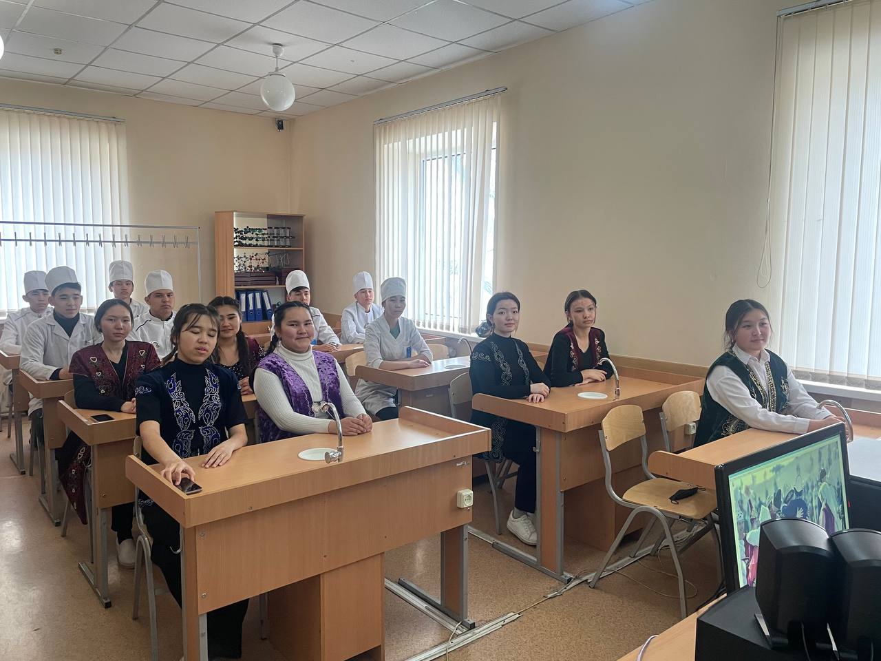 At the Higher Medical College of the city of Zhezkazgan, class hours dedicated to the holiday 