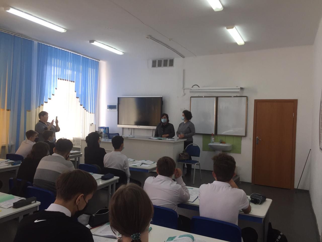 In school 22 in Zhezkazgan, a meeting of 9th grade students with teachers of the Zhezkazgan Higher Medical College took place.