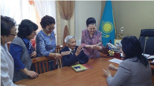  Медициналық училищенің алғашқы директоры, хирург  - Өмірбек Мұқанұлы Мұқановпен кездесу