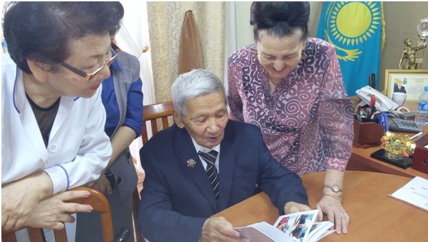  Медициналық училищенің алғашқы директоры, хирург  - Өмірбек Мұқанұлы Мұқановпен кездесу